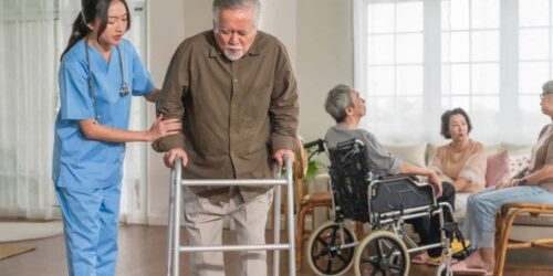 8 Tips to Choose the Right Senior Daycare Center