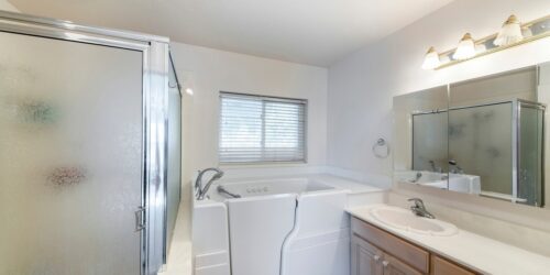 Walk-in Tubs for Seniors in Canada: A Comprehensive Guide